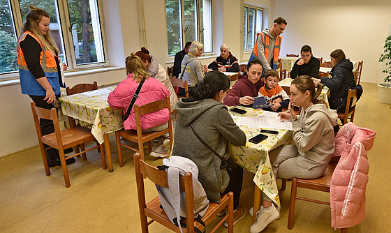 Uprchlíci v novém asistenčním centru pomoci Ukrajině v Ostravě (26. září 2022)