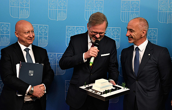 Premiér Petr Fiala (uprostřed) představuje model modulárního reaktoru. Vpravo...