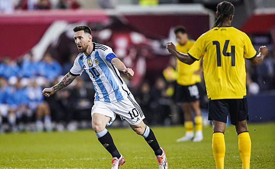 Argeninec Lionel Messi se raduje z gólu v zápase s Jamajkou.