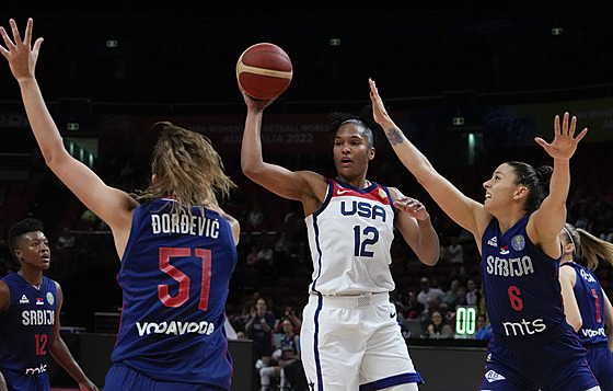 Americká basketbalistka Alyssa Thomasová v zápase se Srbskem.