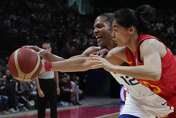 Americká basketbalistka Alyssa Thomasová (vlevo) a Dilana Dilixiatiová z íny...