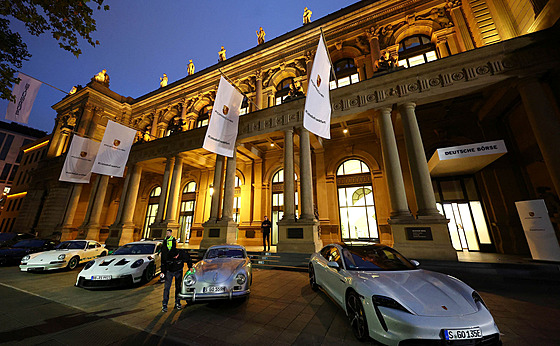 Auta nmecké znaky Porsche stojí ped budovou frankfurtské burzy ped zaátkem...