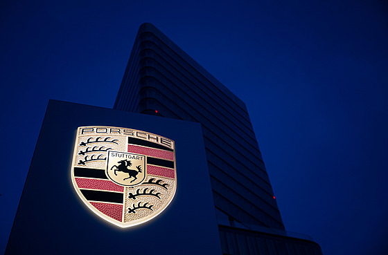 Logo automobilky Porsche svítí ve svém rodném mst Stuttgartu. (29. záí...