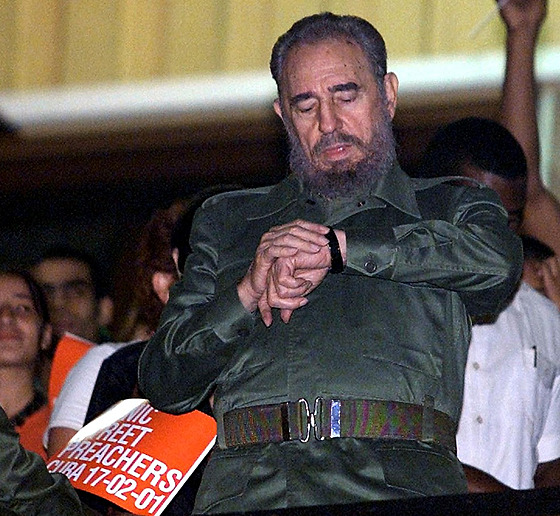 Fidel Castro kontroluje hodinky během koncertu Manic Street Preachers v Havaně...