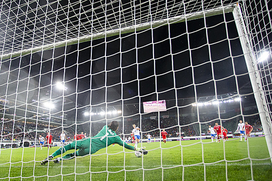 výcarský gólman Yann Sommer chytá penaltu eskému reprezentantovi Tomái...