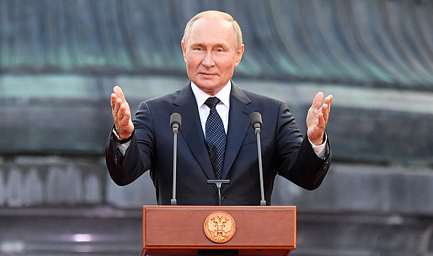 Putin blufuje, Západ musí pohrozit jadernou odvetou, míní ruský analytik