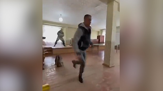 VIDEO: Na Sibiři rekrut postřelil odvodového komisaře, policie ho zatkla