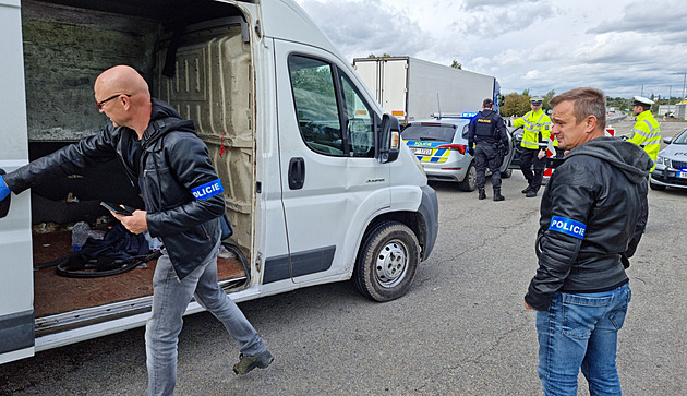 V dodávce se tísnilo 31 migrantů, jen za půl dne jich policisté zadrželi 265