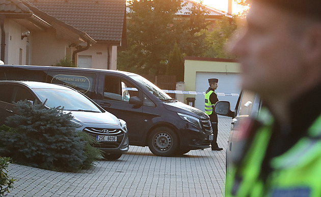 Čtyři mrtví včetně dětí v domě u Prahy. Tři vraždy a sebevražda, uvedla policie