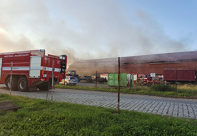 V pražské Uhříněvsi hořel nakladač, nehoda se obešla bez zraněných