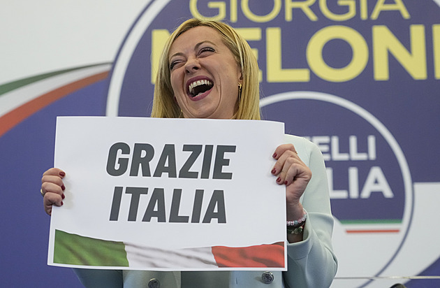 Volby v Itálii vyhrál pravicový blok Meloniové, může být vůbec první premiérkou