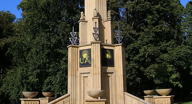 Vandal postříkal památník Rudé armády v Olomouci zlatou barvou