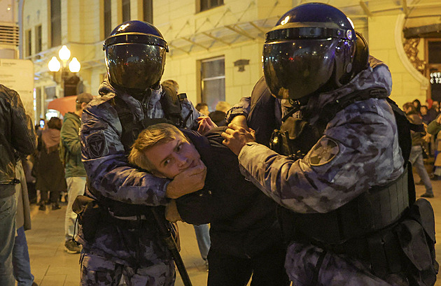 Rusko posílá protestující na frontu. Davy na letištích jsou fake, říká Kreml