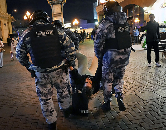 Před mobilizací uprchlo 260 tisíc Rusů, policie rozháněla protesty v Dagestánu