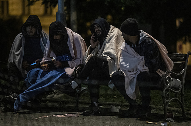Pražské hlavní nádraží se opět potýká s migranty, nocují jich tam desítky