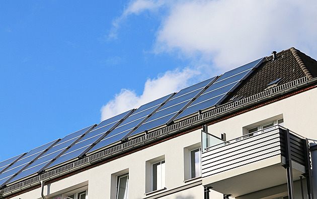 Vlastníci bytů si na solární panely počkají, klíčová novela má zpoždění