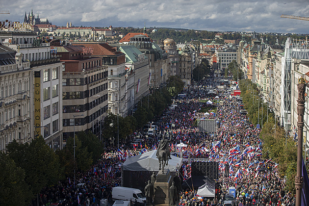 Holubice míru, host z AfD i Ortel. Proti vládě demonstrovaly desetitisíce lidí