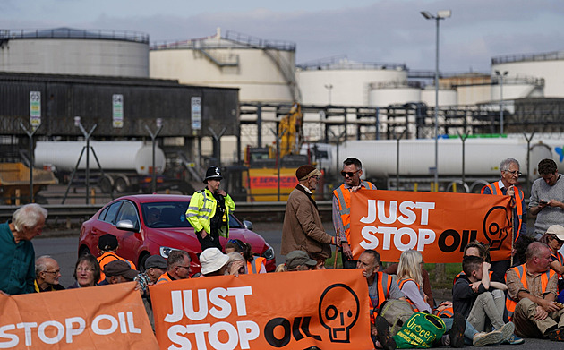V Británii zatkli českého aktivistu, blokoval silnici k ropnému terminálu
