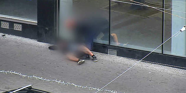 VIDEO: „Pomáhající“ kapsář ukradl opilci peněženku, viděly ho kamery