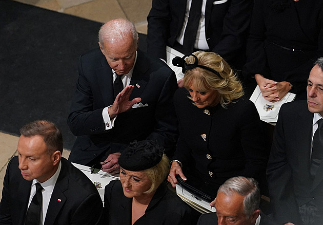 Já bych dostal lepší místo, vysmál se Trump Bidenovi po pohřbu královny