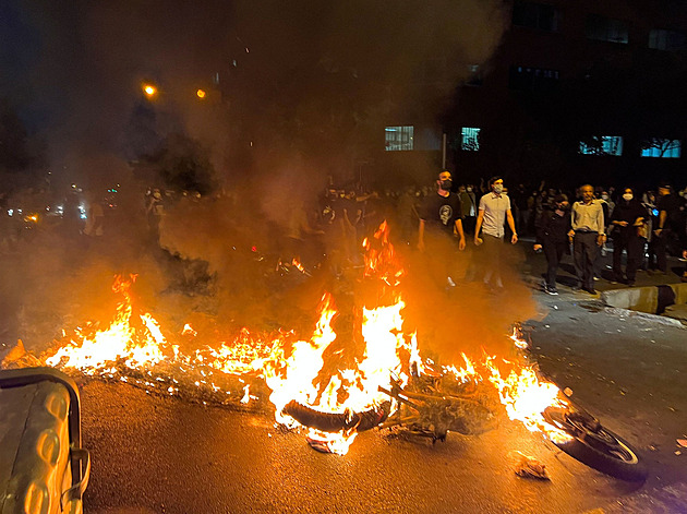 Věznici s politickými vězni v Íránu zachvátil požár, ozývá se i střelba