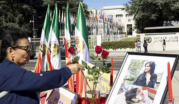 Íránský režim se bojí výročí smrti Amíníové, otci zakázali den připomínat