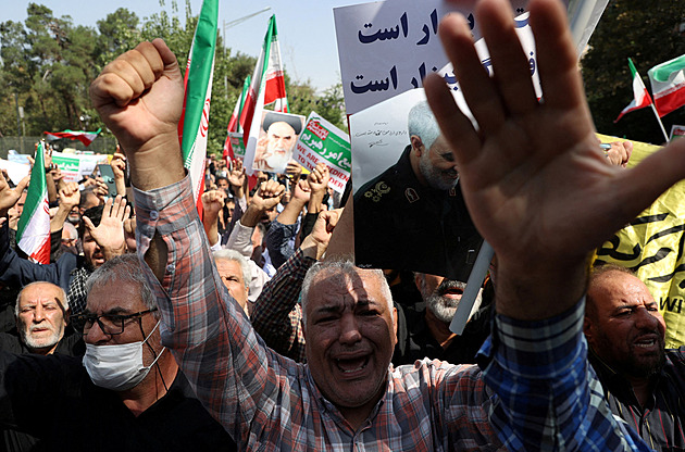 V Íránu při protestech zemřelo nejméně 41 lidí, vláda výrazně omezuje internet