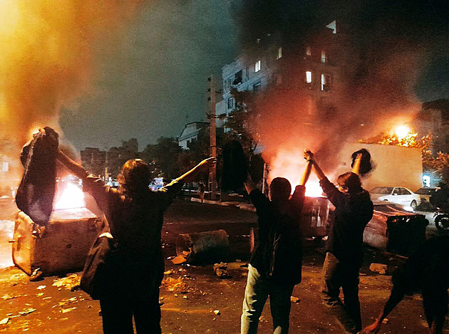 Výstřih do pasu, ženy bez hidžábů. Íránský činitel sklízí kritiku za dceřinu svatbu