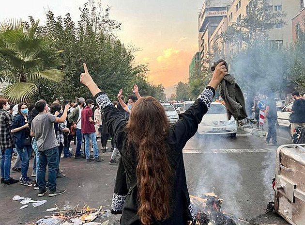 Protesty přivedly íránské vládní gardy na rozcestí, zda zabíjet ženy a děti