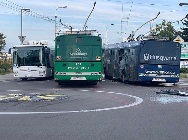 V Pardubicích se na kruhovém objezdu srazily tři trolejbusy. (23. září 2022)