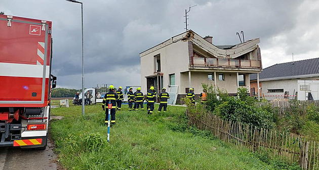 Domu v Oseku nad Bečvou se propadla střecha. (20. 9. 2022)