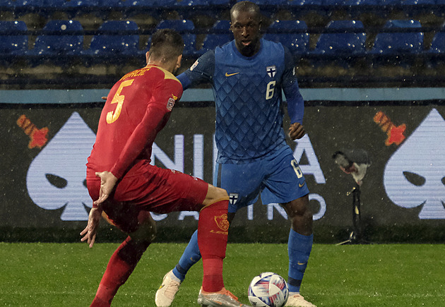UEFA vyšetřuje údajné rasistické urážky finského fotbalisty Kamary v Černé Hoře