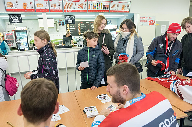 Drahé a blivajz, fandové Dynama si stěžují na kvalitu hokejového bufetu