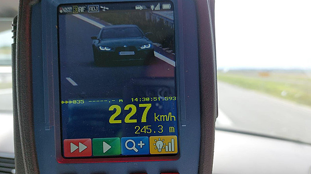 Řidič se hnal po dálnici u Jaroměře rychlostí 227 km/h, čeká ho pokuta