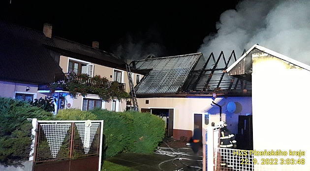 Požár zničil hospodářskou část domu na Klatovsku, škoda je dva miliony