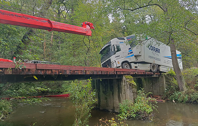 Odtahovka vyprostila z můstku v lese zbloudilý kamion, jistili ho z vody