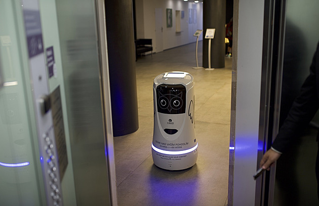 Hoteloví roboti zaměstnancům šetří čas. Vysávají a doručují občerstvení