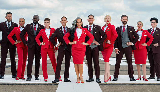 Letuška v kalhotách, stevard v sukni. Virgin Atlantic zrušil dresscode