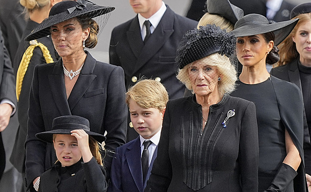 Kate a Meghan na pohřbu vzdaly hold královně Alžbětě II. výběrem šperků