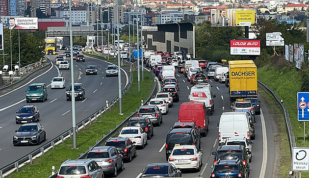 Jižní spojku směrem na Braník ráno zablokovala nehoda dvou aut