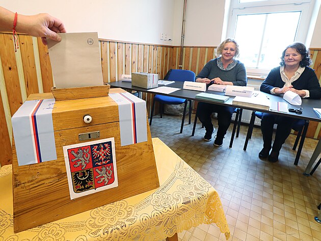 Komun�ln� volby za�aly i v P�ebuzi na Sokolovsku, nejmen��m m�st� �R, kde...
