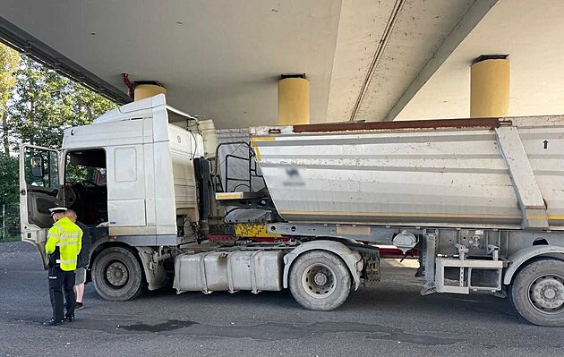 idi nákladního vozu pedloil policistm cizí doklady. On sám toti má zákaz...