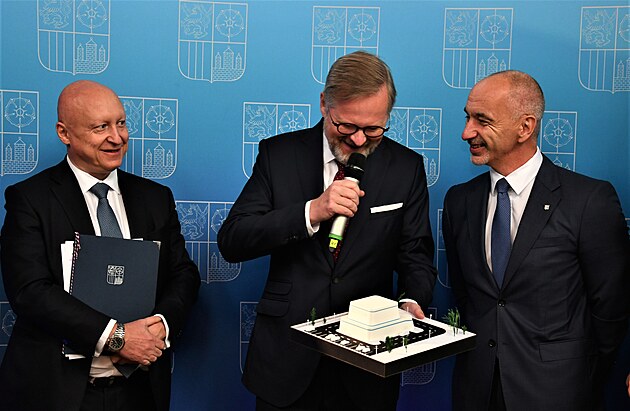 Premiér Petr Fiala (uprosted) pedstavuje model modulárního reaktoru. Vpravo...