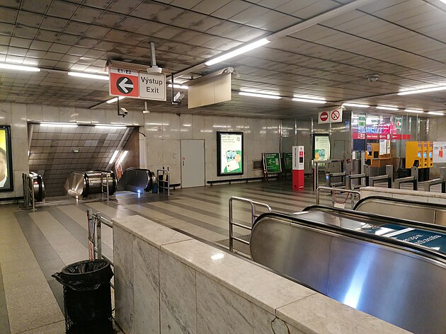 <p>Ve vestibulu stanice metra Pankrác u eskalátorů bylo odstraněné zábradlí. Proto je možné u vchodu do stanice potkat vystupující cestující mířící do Arkád Pankrác a u východu zase naopak nastupující cestující, kteří nechtějí obcházet stanici. Označovače