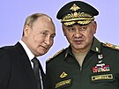 Ruský prezident Vladimir Putin a ministr obrany Sergej ojgu na zahájení...