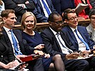 Britská premiérka Liz Trussová (druhá zleva) bhem rozprav v dolní komoe...