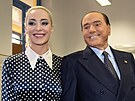 Silvio Berlusconi a jeho pítelkyn Marta Fascinaová bhem italských voleb (25....