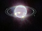 Planeta Neptun a její prstence. Fotografie poízená Webbovým teleskopem a...