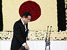 Japonský premiér Fumio Kiida na pódiu pi státním pohbu expremiéra Abeho....