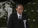 Bývalý premiér Joihide Suga piel uctít památku expremiéra Abeho na státní...